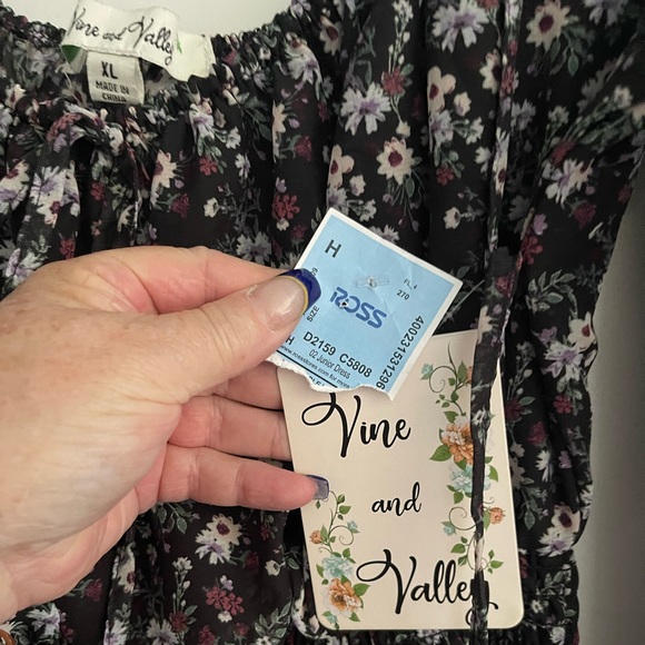 3/4 length sleeve  adorable top. Ties in back - Picture 3 of 4